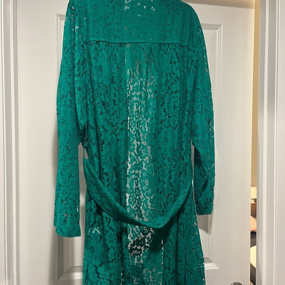 Gorgeous lace trench - Picture 3 of 3